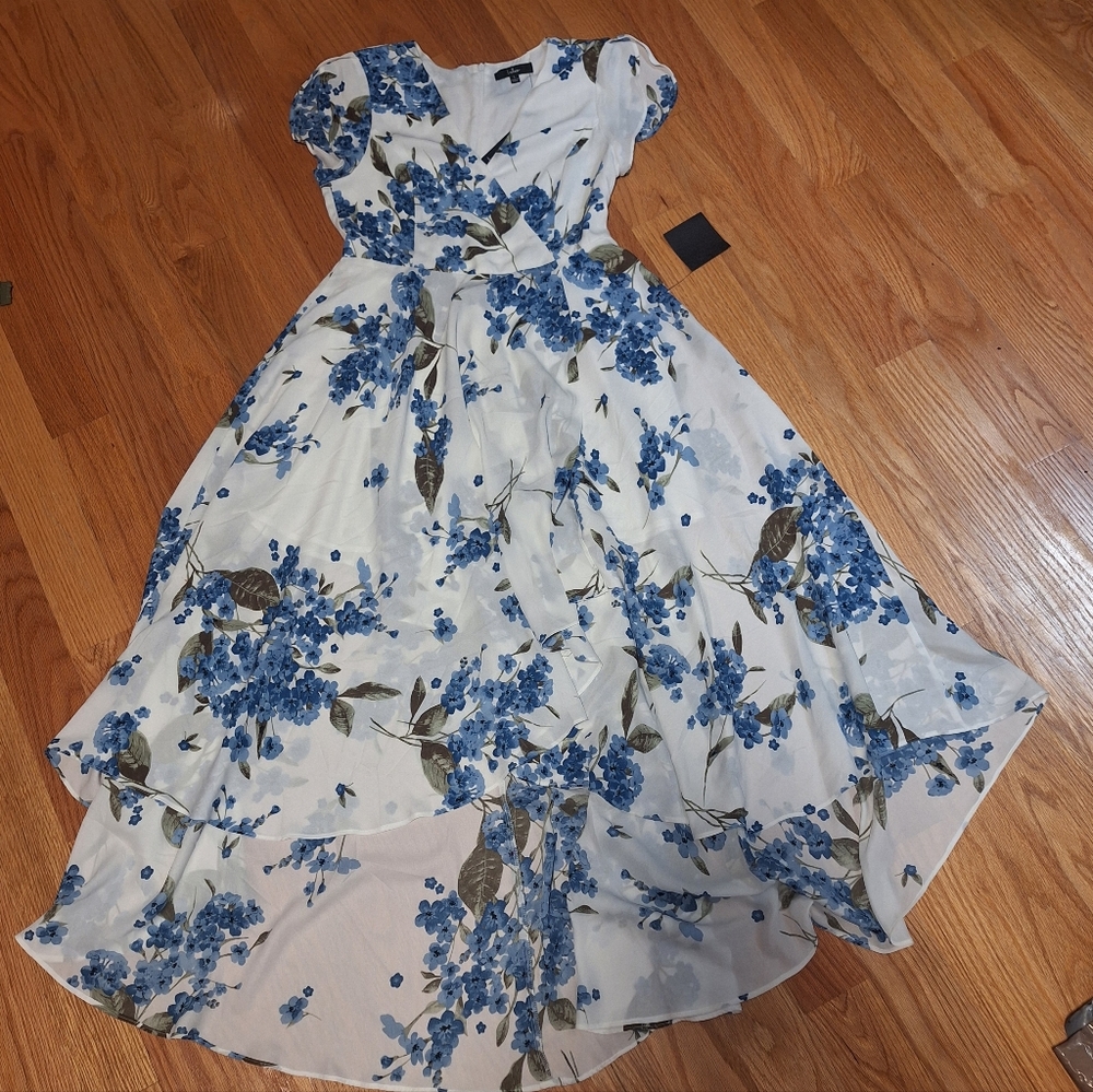 NWT Women's Large Lulu's White Wrap Midi Dress with Blue Floral Print - Picture 2 of 2